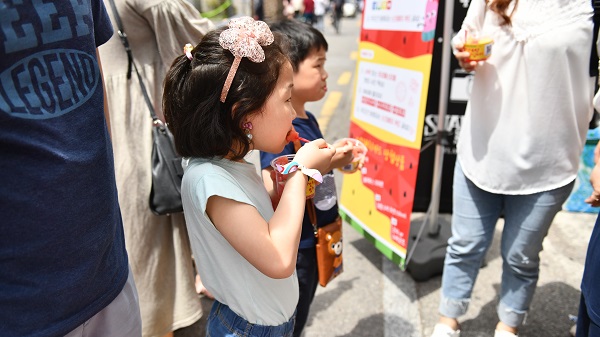 [포토뉴스] 온가족이 즐기는 여름 대표 과일 '함안수박'