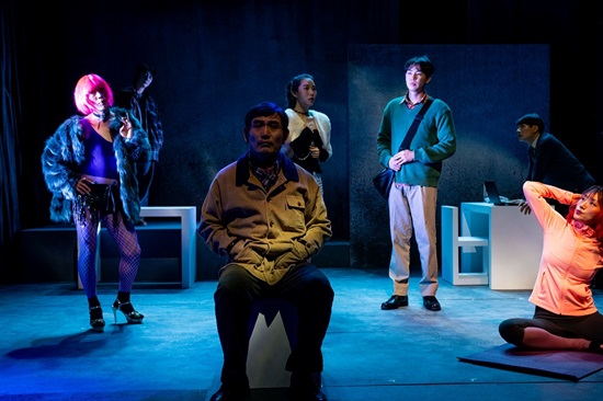 국내 초연 연극 ‘불안 속의 운동’, 뜨거운 반응 속 개막
